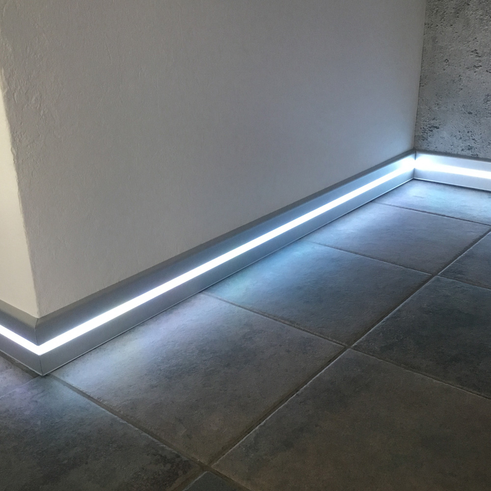 B-Ware - C02 LED Aluprofil Silber Sockelleiste C02 LED Aluprofil Weiss Sockelleiste 2m milky